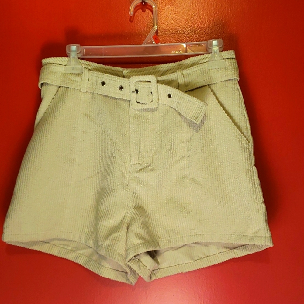 GILLI Beige/Cream Lady's Shorts with Matching Belt Lined Front Pockets